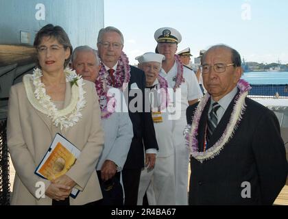 MEMBRES de la Marine AMÉRICAINE du parti officiel, y compris Hawaii Gov. Linda Lingle, préparez-vous à entrer dans la scène cérémonielle avant le début de l'anniversaire 60th de la fin de la Seconde Guerre mondiale tenue à bord de l'USS Misto. Banque D'Images