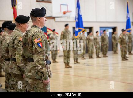 Des soldats de la Division d'infanterie 38th chantent la chanson de l'Armée lors d'une cérémonie de passation de commandement à l'Armory de la Division Cyclone à Indianapolis, le 22 janvier 2023. (Photo de la Garde nationale de l'Indiana par le Sgt Kelsea Cook) Banque D'Images