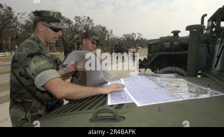 US Navy U.S. Les Seabees de la Marine planifient leurs itinéraires en se préparant à mener des efforts de nettoyage sur la plage de Biloxi, Mils Banque D'Images