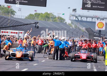 Indianapolis, États-Unis. 26th mai 2023. Scott Dixon (9), pilote de course de Chip Ganassi, de Nouvelle-Zélande, est en compétition contre le pilote de Team Penske will Power (12), d'Australie, dans le cadre de la compétition d'arrêt de fosse le Carb Day avant l'Indy 500 de 2023 au circuit automobile d'Indianapolis à Indianapolis. Dixon a remporté le concours. Crédit : SOPA Images Limited/Alamy Live News Banque D'Images