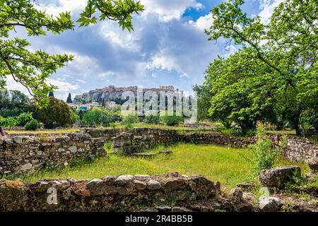 Vue sur l'Acropole depuis l'ancienne Agora, Athènes, Grèce. Une journée nuageux avec des ruines de l'architecture grecque classique. Banque D'Images