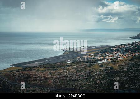 Une vue panoramique sur une ville côtière, avec une large étendue d'eau en premier plan et de nombreux bâtiments le long du rivage Banque D'Images