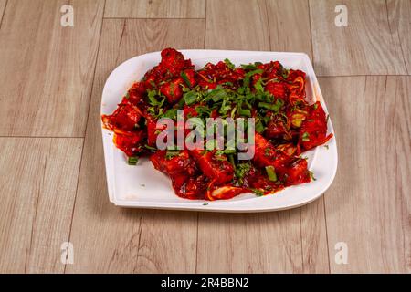 paneer croustillant avec plaque blanche sur fond en bois. Banque D'Images