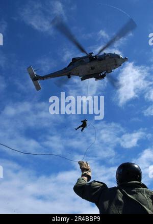 MARINE AMÉRICAINE membres de l'unité mobile d'élimination des explosifs d'artillerie deux (EODMU-2), détachement 10, se repoussent d'un Seahawk HH-60H. Banque D'Images