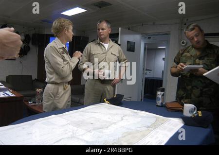 LE commandant DE la Marine AMÉRICAINE, USS Bataan (LHD 5), capitaine gauche, parle avec le commandant de la frégate de la Marine néerlandaise Van Amstel (F 831). Banque D'Images