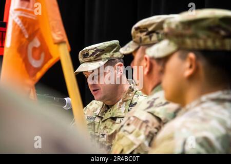 Le colonel Bryan M. Harris, commandant, 2nd Armored Brigade combat Team, 1st Infantry Division, prononce un discours lors d'une cérémonie de changement de composition, le 23 janvier 2023, à Zagan, Pologne. Le 2/1 est parmi les autres unités assignées à l'ID 1, travaillant fièrement aux côtés des alliés de l'OTAN et des partenaires de sécurité régionaux pour fournir des forces crédibles au combat au V corps, le corps déployé avancé de l'Amérique en Europe. Banque D'Images