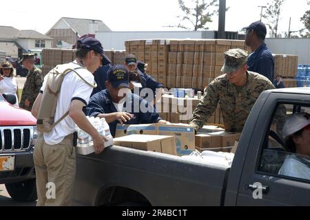 US Navy U.S. Marins de la Marine affectés au navire d'assaut amphibie USS Bataan (LHD 5), marins hollandais de la frégate Van Amstel (F 831) et des États-Unis Les Marines chargent des caisses d'eau embouteillée et de repas prêts-à-manger (MRE). Banque D'Images