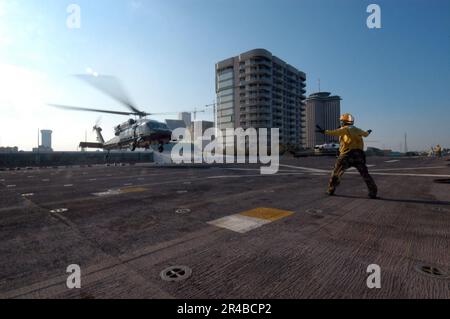 US Navy Un hélicoptère de transport exécutif VH-60N Whitehawk, affecté au Marine Helicopter Squadron One (HMX-1), transportant le président George W. Bush, atterrit sur le pont de vol du navire d'assaut amphibie USS IW. Banque D'Images