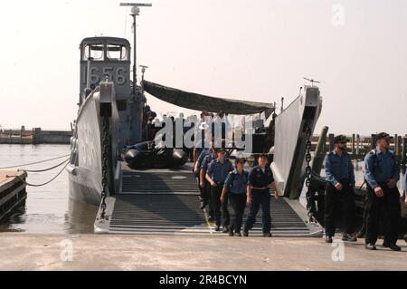 MARINE AMÉRICAINE marins et soldats canadiens débarquent d’une unité d’embarcation (ULC) sur les plages de Biloxi, de leurs navires opérant dans la région. Banque D'Images