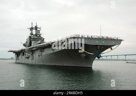 MEMBRES de l'équipage DE la Marine AMÉRICAINE affectés à l'assaut amphibie polyvalent USS Boxer (LHD 4) MAN-the-rails. Banque D'Images