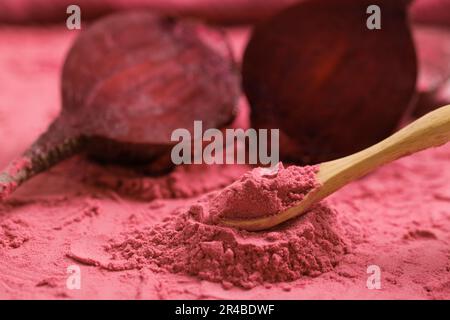 Poudre de racine de betterave biologique. Avantages pour la santé de la poudre de betterave. Banque D'Images