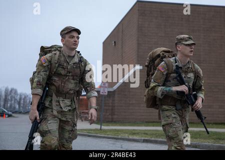 Philip Stevenson et le Sgt Adam Crist de la Garde nationale de New York, tous deux affectés au 2nd e Escadron, 101st Cavalry Regiment, 27th Infantry Brigade combat Team, approchent la dernière partie d'un ruck de 12 miles lors de la compétition State Best Warrior Competition de Camp Smith, N.Y., 5 avril 2023, en 2023. Les deux soldats ont terminé en premier dans les catégories des officiers inscrits et des officiers non-commissaires Photo de la Garde nationale de l'armée par SPC. Joseph Liggio) Ajouter un commentaire 213 vues 0 faves 0 commentaires Voir plus de statistiques prises sur 5 avril 2023 quelques droits réservés Canon EOS 5D Mark IV EF24-70mm f/2,8L II US Banque D'Images