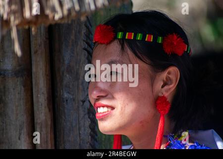 Kohima, Inde. 9 décembre 2022. Des membres de la communauté naga participent au festival de l'Hornbill, au village de Kisama près de Kohima, sur 9 décembre Banque D'Images