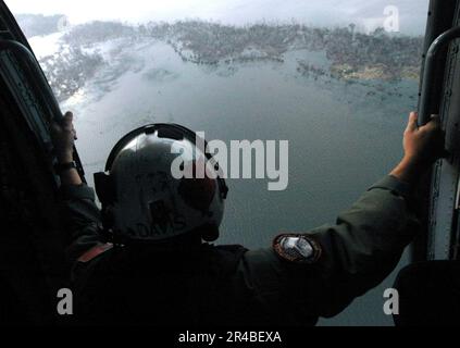 US Navy Un marin affecté à l'hélicoptère anti-sous-marine Squadron Light four Eight (HSL-48), regarde la cabine de son hélicoptère SH-60B Seahawk en approche du littoral de la Louisiane. Banque D'Images