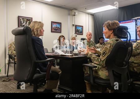 Mme Kristin French, directrice adjointe des opérations logistiques (J3), Agence de logistique de la Défense, rencontre Brig. Général (P) Paula Lodi, commandant général, 18th MEDCOM (soutien au déploiement), pour discuter des défis médicaux dans la région Indo-Pacifique dans le quartier général MEDCOM (DS) 18th à fort Shafter Flats, Hawaii, le 12 janvier 2023. Le français est responsable de la gestion de bout en bout de la chaîne d'approvisionnement des neuf chaînes d'approvisionnement de l'DLA, en fournissant des politiques de gestion des processus de logistique et de matériel, des directives, de la surveillance et de la surveillance du rendement de la chaîne d'approvisionnement. Banque D'Images