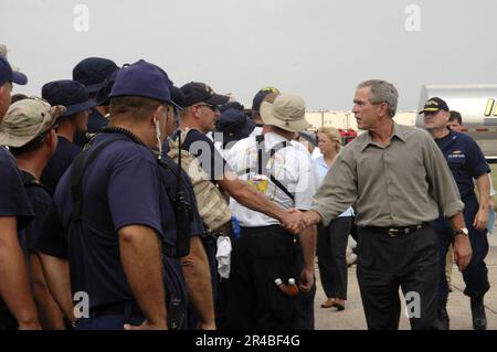 GEORGE W. Bush, président DE la Marine AMÉRICAINE, et les États-Unis Le vice-SMA de la Garde côtière, M. Thad Allen, visite du personnel de la Garde côtière et de la Force opérationnelle interarmées, Mme Rita. Banque D'Images