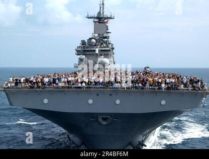 LES Marines de la Marine AMÉRICAINE, les marins et les membres de la famille de l'équipage stationnés à bord du navire d'assaut amphibie USS Kearsarge (LHD 3), se rassemblent sur le pont de vol pour prendre des photos. Banque D'Images