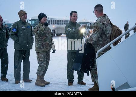 ÉTATS-UNIS Le colonel de la Force aérienne, Kevin Jamieson, commandant de la 3rd e Escadre, et d'autres dirigeants de la 3rd e Escadre, accueillent des membres de l'équipe expéditionnaire du 525th e Escadron de chasseurs de retour de leur déploiement à la base aérienne de Kadena, au Japon, sur la base conjointe Elmendorf-Richardson, en Alaska, au 8 avril 2023. « Les 525 Bulldogs ont été déployés à Kadena AB la première semaine de novembre pour soutenir les efforts du PACAF visant à amener des avions de chasse plus perfectionnés vers l’ouest du pacifique, tandis que les F-15C Eagles de la base aérienne de Kadena ont commencé à se désinvestir », a déclaré le lieutenant-colonel Matthew Tromans, commandant du 525th Fighter Squadron. Banque D'Images