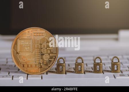 Bitcoin, crypto-monnaie avec verrous sur clavier blanc. Exploitation minière de crypto-monnaie, technologie blockchain, sécurité, protection, argent numérique. Banque D'Images