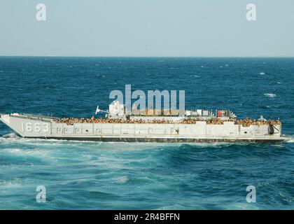 US Navy A Landing Craft, Utility (LCU) quitte le navire d'assaut amphibie USS Iwo Jima (LHD 7). Banque D'Images