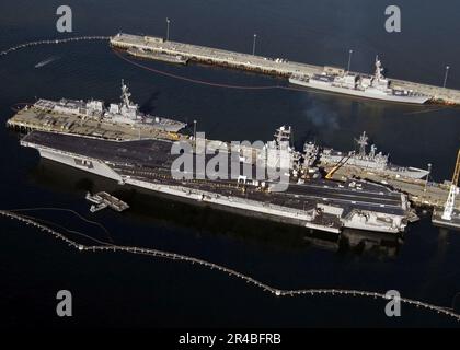 US Navy une vue aérienne du porte-avions de la classe Nimitz USS Abraham Lincoln (CVN 72) à son quai à bord de la base navale d'Everett, Washington. Banque D'Images