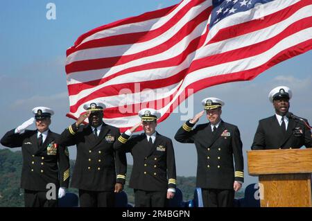 Le chef de l'aviation DE LA MARINE AMÉRICAINE, le compagnon de Boatswain, à l'extrême gauche, et les membres du parti officiel saluent l'hymne national chanté lors de la cérémonie de retraite. Banque D'Images