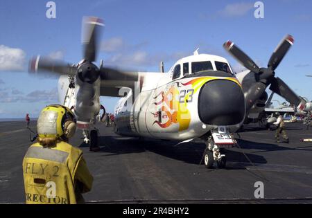 US Navy Aviation Boatswain's Mate 3rd Class dirige un C-2A Greyhound. Banque D'Images