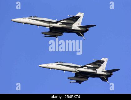 MARINE DES ÉTATS-UNIS deux F-A-18C Hornets, affectés aux Blue Blasters of Strike Fighter Squadron trois quatre (VFA-34), se préparent à entrer dans la pause d'atterrissage. Banque D'Images