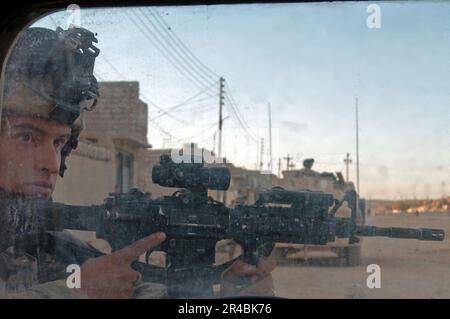 US Navy U.S. Les soldats de l'armée affectés au 2nd Bataillon, 325th Airborne Infantry Regiment, 82nd Airborne, effectuent une fouille de routine des maisons pour toutes armes. Banque D'Images