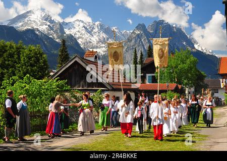 Bavière, costumes traditionnels, folklore, tradition, coutumes, Corpus Christi procession, panorama de montagne, groupe Zugspitze, Werdenfels Banque D'Images