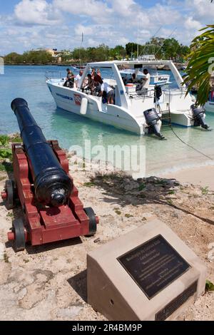 Plaque commémorative, capitaine, capitaine Kidd, canon, bateau de plongée, Bayahibe, province de la Altagracia, République dominicaine Banque D'Images