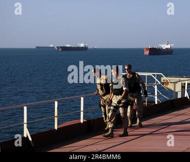 US Navy U.S. La Garde côtière et les Marines iraquiennes effectuent des opérations de formation à la visite, à la recherche et à la saisie (VBSS) à bord du terminal pétrolier Al Basrah. Banque D'Images