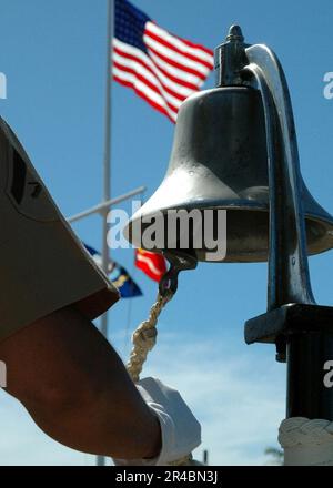 US Navy U.S. Le Cpl. Lance du corps maritime sonne une cloche en hommage aux Marines déchus lors d'une cérémonie. Banque D'Images