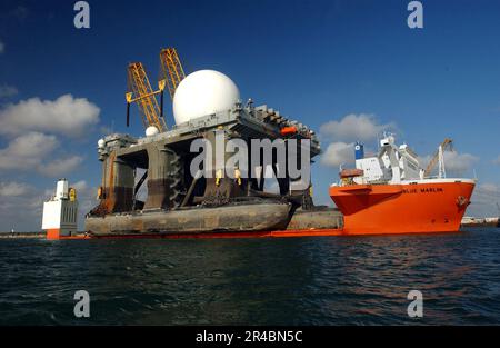 MARINE DES ÉTATS-UNIS le radar à bande X (SBX) basé sur la mer est chargé lentement sur le navire de levage lourd MV Blue Marlin alors que le navire semi-submerge dans le golfe du Mexique. Banque D'Images