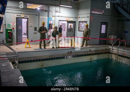 Le capitaine Kimberly Toone, commandant du Commandement de l'instruction opérationnelle en médecine de la Marine (NMOTC) (centre), visite le projet de rénovation du site de l'ASTC avec le Capf Heath Clifford , officier responsable de l'ASTC JAX (à gauche), 09 mars 2023. NSTI, un détachement de NMOTC, se spécialise dans la formation des pilotes, des membres d'équipage et des membres de service qui appuient d'autres communautés spécialisées dans les compétences et la technique de survie pour survivre aux urgences aériennes. Les étudiants et les membres du service qui terminent la formation et les cours seront équipés, avec une compréhension des facteurs de stress placés sur le corps, les rigueurs de l'évacuation et les techniques de Banque D'Images