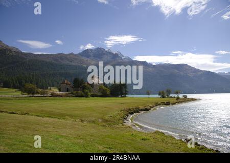 Château Crap da Sass sur le lac, lac de Silvaplana, Grisons, Suisse Banque D'Images