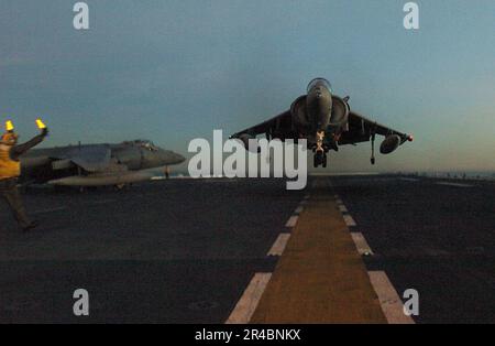 US Navy un AV-8B Harrier effectue un atterrissage vertical sur le pont de vol du navire d'attaque amphibie USS Peliu (LHA 5). Banque D'Images