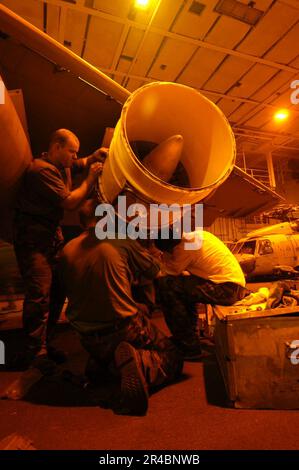 US Navy Aviation Machinist Mates effectue un entretien complet sur un moteur J-52-P-408 dans la baie hangar à bord de l'USS Theodore Roosevelt (CVN 71). Banque D'Images