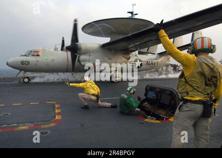 LES tireurs de catapulte DE la Marine AMÉRICAINE signalent de lancer un Hawkeye E-2C. Banque D'Images