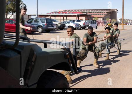 ÉTATS-UNIS Les Marines avec le Marine Fighter Attack Squadron 211 (VMFA-211), 3rd Marine Aircraft Wing, participent à la traction Humvee lors de la compétition annuelle du Super Squadron à la Marine corps Air Station Yuma, Arizona, 31 mars 2023. Le but de cet événement était de donner aux Marines et aux marins l'occasion de participer à une compétition amicale et d'améliorer le moral de l'unité. Banque D'Images