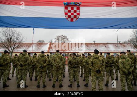 Les soldats de l'armée croate affectés au contingent croate de 10th, au tonnerre et au contingent croate de 11th, Panzer Battery, tous deux affectés au groupement tactique de présence avancée renforcée de l'OTAN, Pologne, se tiennent en formation pendant la remise du contingent croate, cérémonie de reprise à Bemowo Piskie, Pologne, le 24 janvier 2023. L'armée croate est fière de travailler aux côtés de la Division d'infanterie de 1st, des alliés de l'OTAN et des partenaires de sécurité régionaux pour fournir des forces crédibles au corps V, sous le commandement du corps déployé avancé de l'Amérique en Europe. Banque D'Images