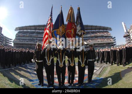 US Navy les États-Unis La Garde de couleur de l'Académie navale parade les couleurs lors des cérémonies de mars-on pendant le jeu de l'Armée contre le football de la Marine en 106th. Banque D'Images