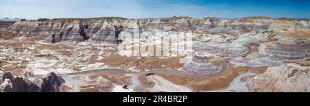 Vue panoramique sur le sentier Blue Mesa et les buttes multicolores du parc national de la forêt pétrifiée, Arizona, États-Unis Banque D'Images