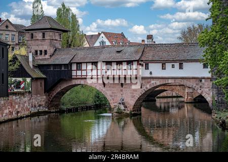 Le pont de Hangmans au-dessus de la rivière Pegnitz à Nuremberg, Bavière, Allemagne Banque D'Images