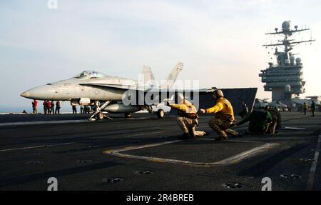 LES chasseurs de catapulte DE la Marine AMÉRICAINE signalent de lancer un F-A-18C Hornet, affecté au 8e Escadron de chasseurs des guerriers d'Or de Strike (VFA-87). Banque D'Images