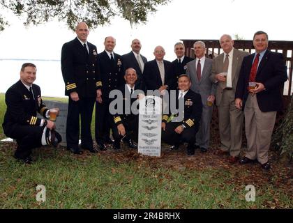 L'ancien et actuel Escadron de contrôle de la mer de LA MARINE AMÉRICAINE, trois commandants zéro (VS-30) assistent à une cérémonie de déclassement. Banque D'Images