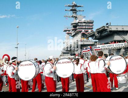 LES membres de la Marine AMÉRICAINE du groupe de marche et de l'équipe d'encouragement Sooners de l'Université d'Oklahoma se sont produits pour les membres de l'équipage à bord du porte-avions USS Nimitz (CVN 68). Banque D'Images