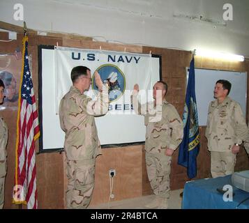 LE chef des opérations navales de LA MARINE AMÉRICAINE (CNO), le SMA Mike Mullen, administre le serment d'enrôlement de la classe Builder 1st du Régiment de construction navale de 30th (RCN) Banque D'Images