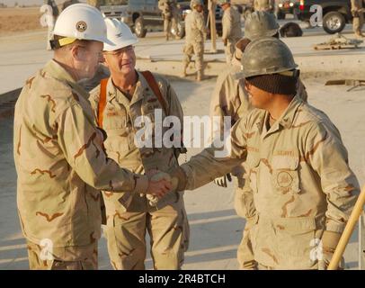 LE chef DES opérations navales DE LA MARINE AMÉRICAINE, le SMA Mike Mullen, à gauche, accueille la classe 3rd du mécanicien de construction tandis que le Bataillon mobile de construction navale deux deux deux (NMCB-22) Commandant, Capt Banque D'Images