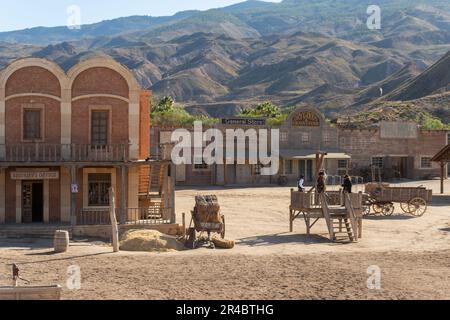 ALMERIA, ESPAGNE - 17 DÉCEMBRE 2022 vêtu de costumes typiques du Far West, des acteurs d'une ville de l'Ouest ont présenté un vol de banque Banque D'Images